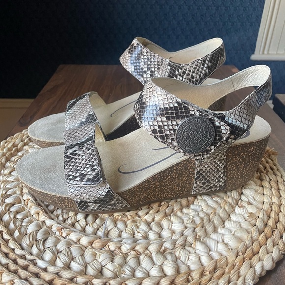 Abeo Una Wedge Sandal Size 10 Leather Snakeskin Summer Neutral Comfortable 10/10 - Picture 9 of 12